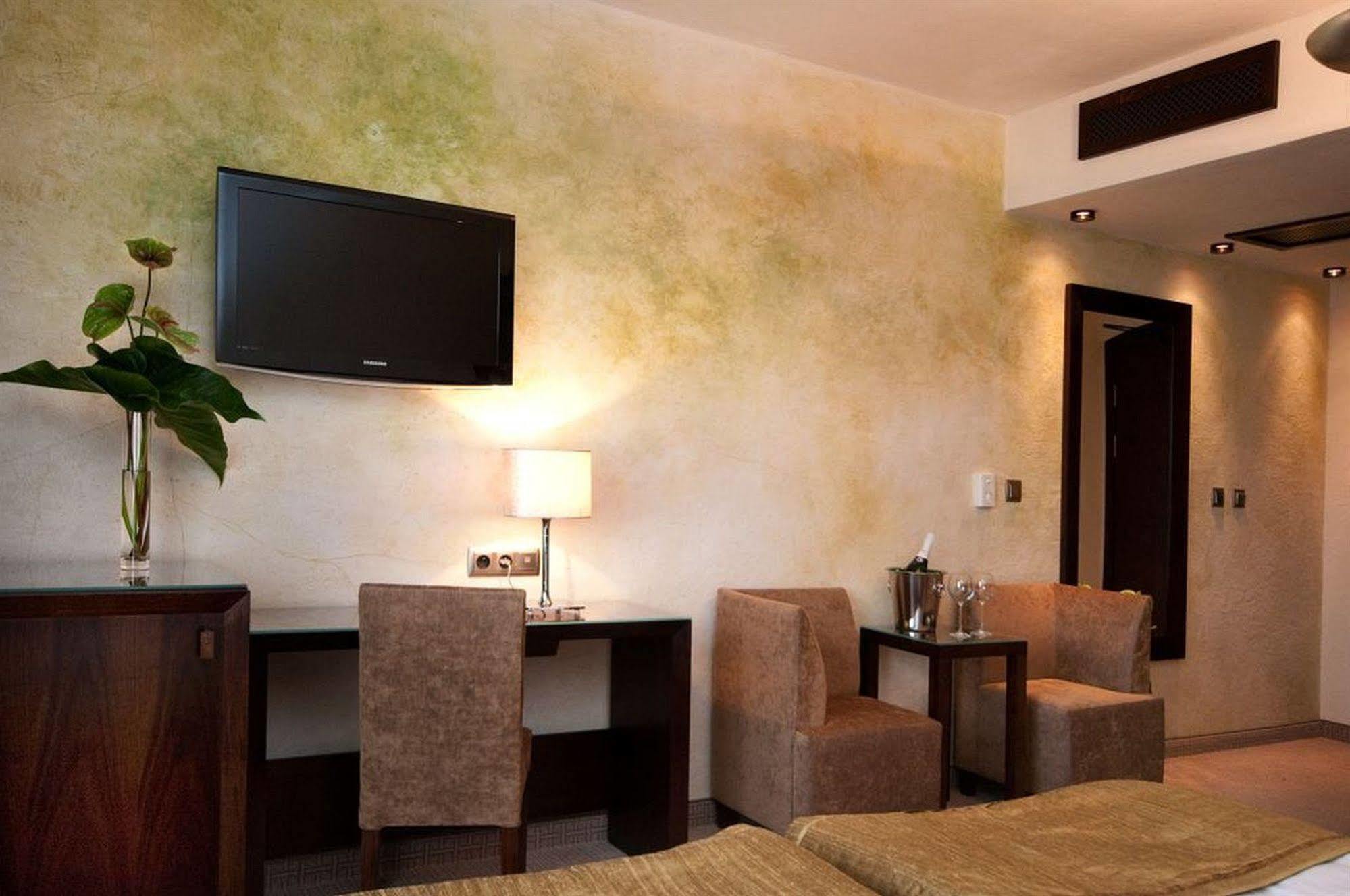Hotel Remes Opalenica Bagian luar foto