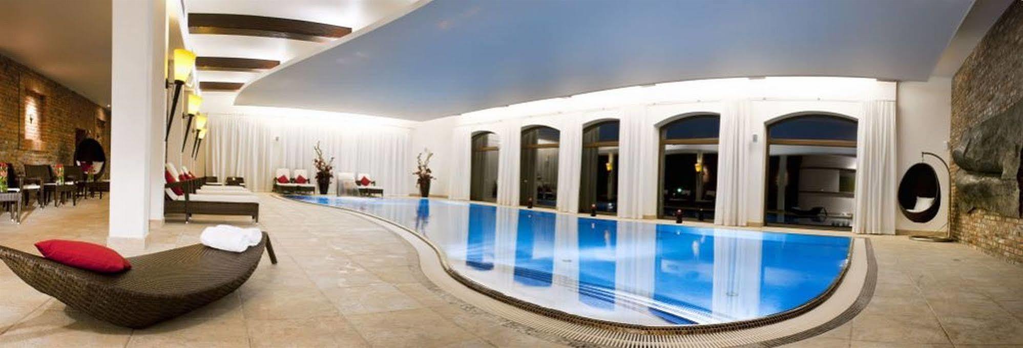 Hotel Remes Opalenica Bagian luar foto